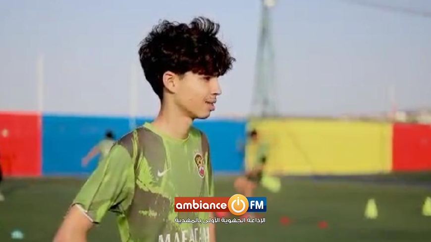 الرسام الصغير… إبراهيم التليلي فنان وسط الميدان و هداف المستقبل