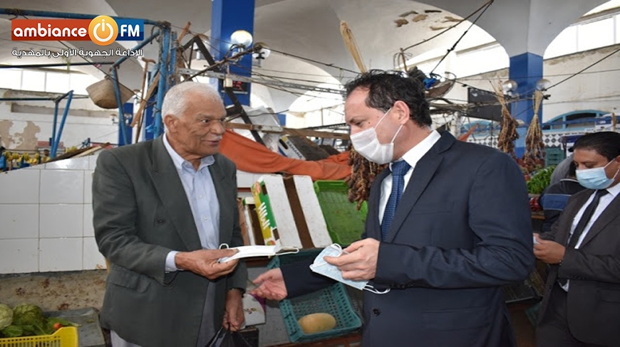 والي المهدية يشارك في توزيع الكمامات على المواطنين